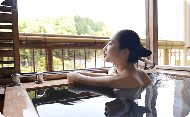 和モダンな客室でくつろぐカップル。落ち着いた雰囲気の中でゆったりと過ごす寛ぎの時間