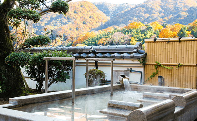 開放的な露天風呂からの眺望。自然に囲まれた癒しの空間