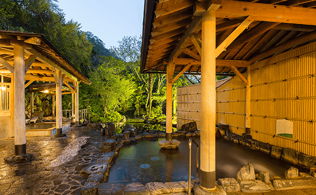 夜の露天風呂。幻想的な雰囲気の中での温泉体験