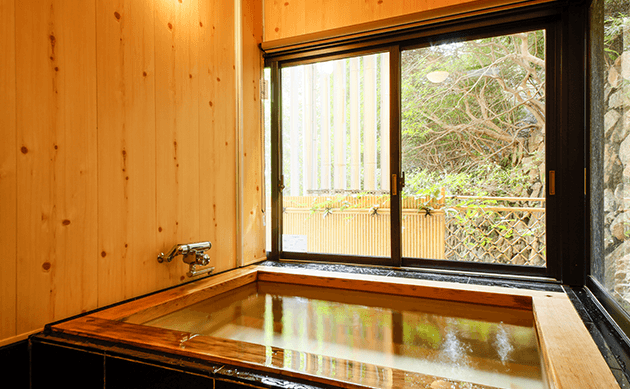 プライベート感たっぷりの貸切露天風呂。二人きりでゆったりと過ごす湯浴み時間