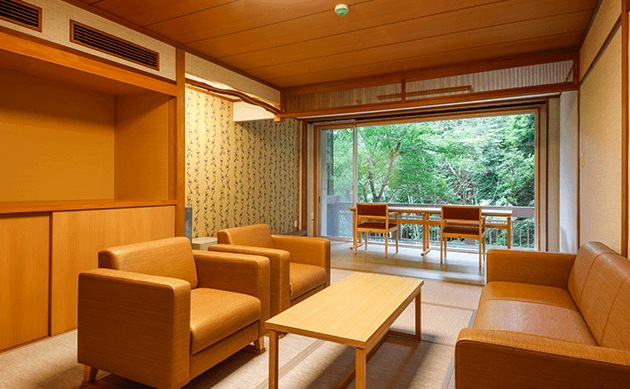 湯上がり後にくつろげる客室。ドリンク付きでさらにリラックス