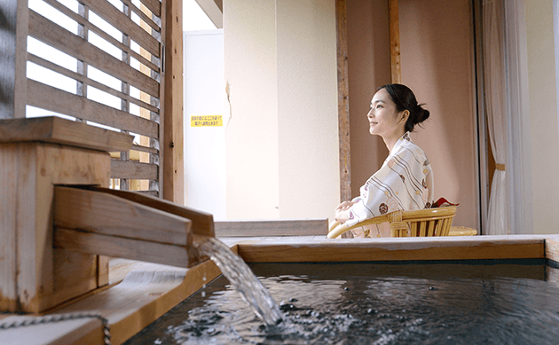 露天風呂付き客室の全景。プライベートな空間でくつろぐカップル