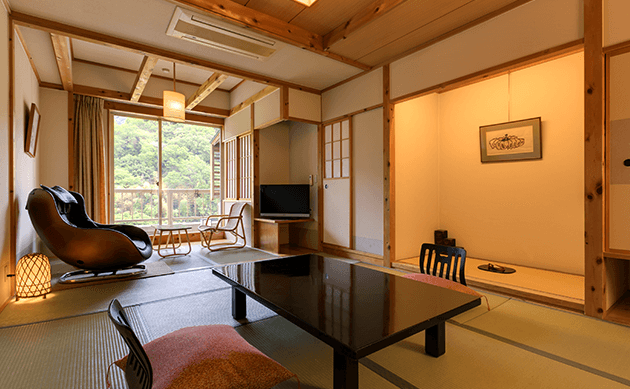 和モダンな客室インテリア。心地よい空間での寛ぎの時間