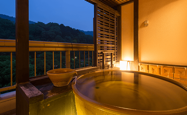 夜景が楽しめる露天風呂。ロマンティックな雰囲気の中での入浴タイム