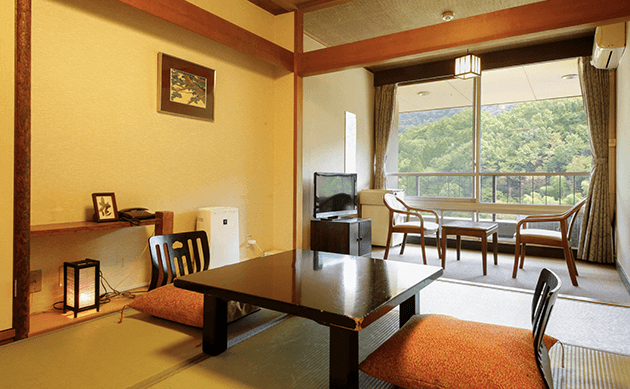和の趣あふれる和室で家族とゆったり過ごすひととき【不死王閣】