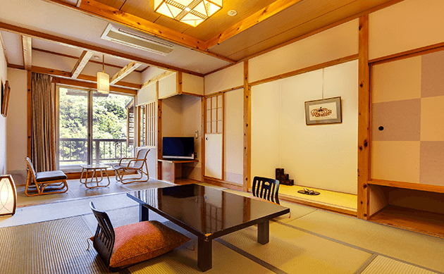 家族だけで楽しむ夕食のお部屋食。リラックスした食事時間【不死王閣】