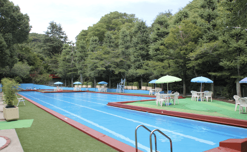 緑に囲まれた屋外プール。幼児用もある夏季限定の家族向けプール【不死王閣】
