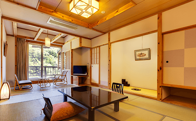 プライベート空間で楽しむ3世代旅行の夕食。お部屋食で和やかなひととき【不死王閣】