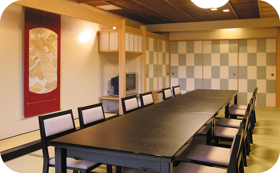 和室のテーブル宴席で過ごす贅沢な宴。和の趣を感じるおもてなし