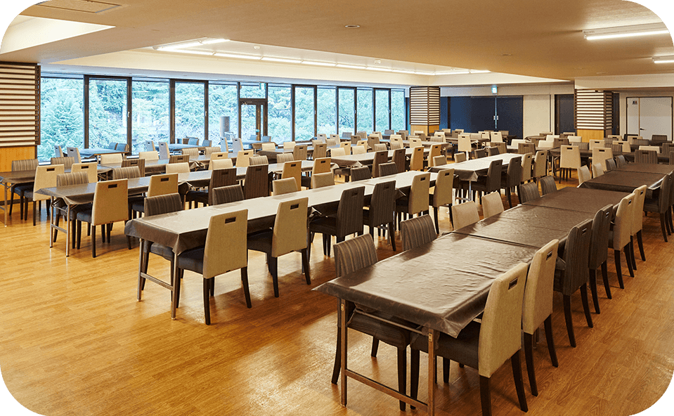 窓から緑を眺める癒しの会議室。自然に囲まれて集中できる環境