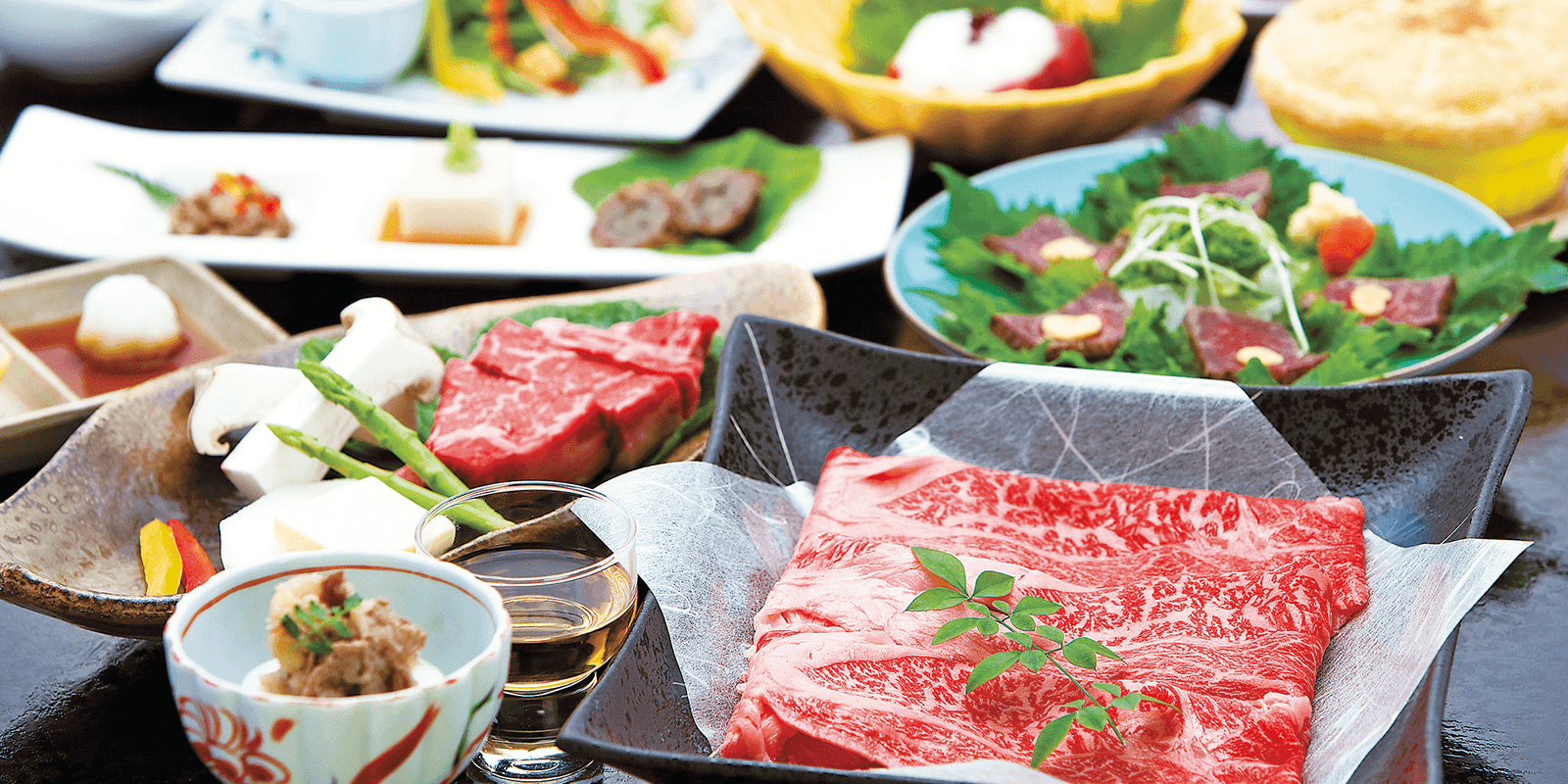 素材の旨味を大切に、地産の食材を盛り込んだ会席