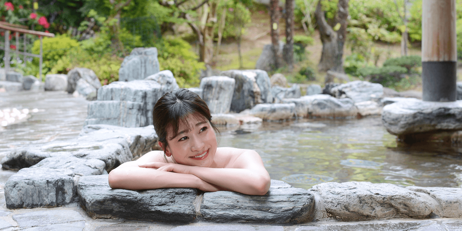 仕事終わりには、温泉露天風呂でゆるりとした時間を楽しむ